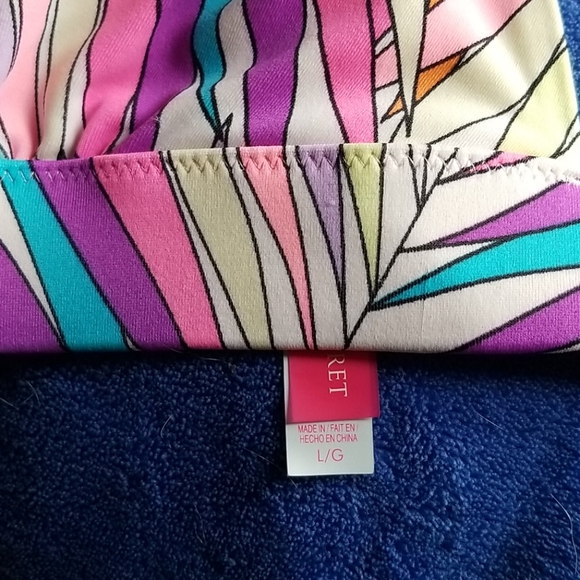 Victoria Secret - Picture 2 of 3